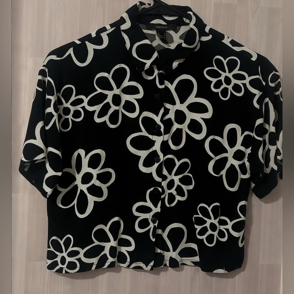 Forever 21 Black and White Floral Button Down Shirt